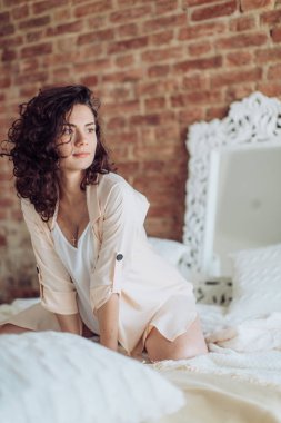 Kendi yatak odasında güzel hamile kadın