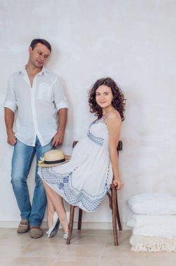 Güzel hamile kadın ve kocası olduğunu kendi yatak odasında