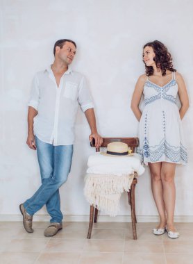 Güzel hamile kadın ve kocası olduğunu kendi yatak odasında