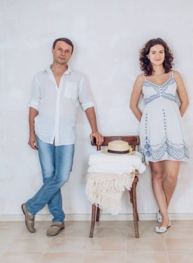 Güzel hamile kadın ve kocası olduğunu kendi yatak odasında