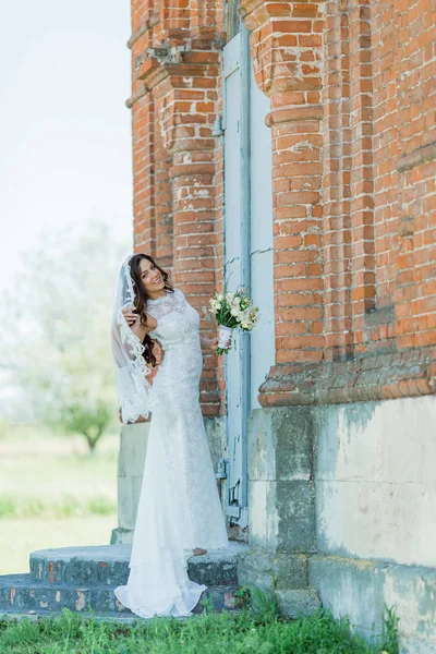 Vackra Bruden Vit Klänning Naturen — Stockfoto