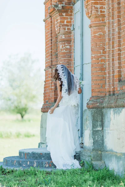Bela Noiva Vestido Branco Natureza — Fotografia de Stock