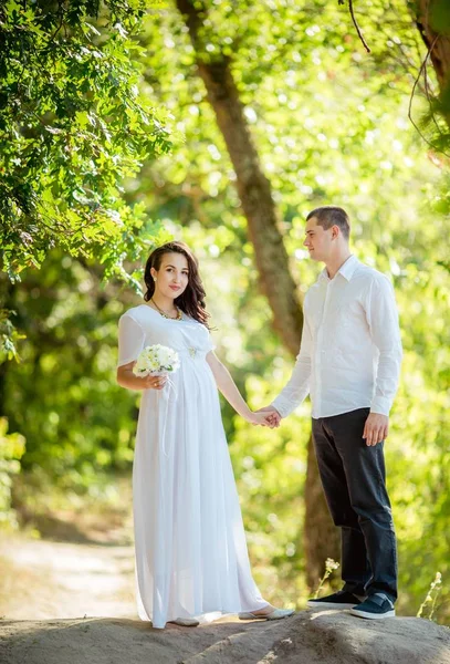 Mooie Zwangere Vrouw Met Haar Echtgenoot Groene Tuin — Stockfoto