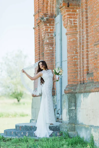 Bela Noiva Vestido Branco Natureza — Fotografia de Stock