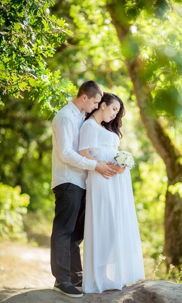 Mooie Zwangere Vrouw Met Haar Echtgenoot Groene Tuin — Stockfoto