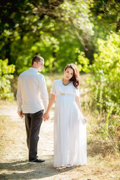 Schöne Schwangere Frau Mit Ihrem Mann Grünen Garten — Stockfoto