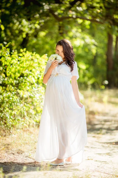 Krásná Těhotná Žena Zelené Zahradě — Stock fotografie