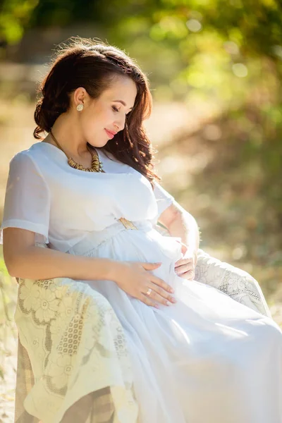 Hermosa Mujer Embarazada Jardín Verde —  Fotos de Stock