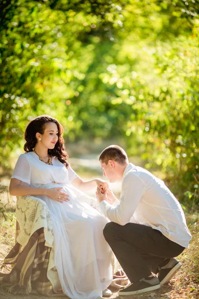 Mulher Grávida Bonita Com Marido Jardim Verde — Fotografia de Stock