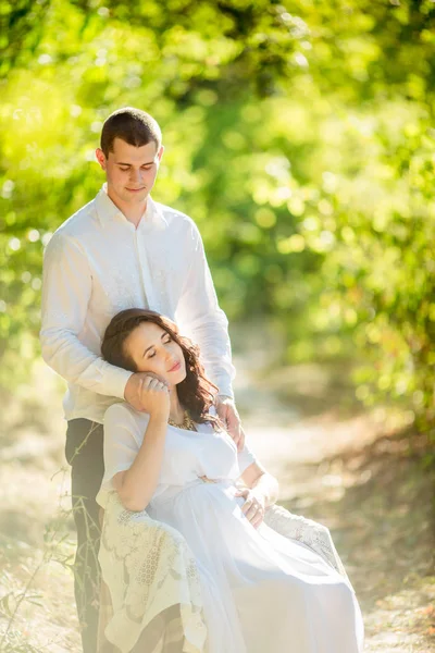 Mooie Zwangere Vrouw Met Haar Echtgenoot Groene Tuin — Stockfoto
