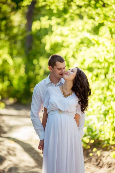 Mulher Grávida Bonita Com Marido Jardim Verde — Fotografia de Stock