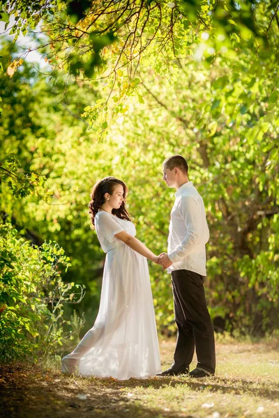 緑豊かな庭園では夫と一緒に美しい妊娠中の女性 — ストック写真