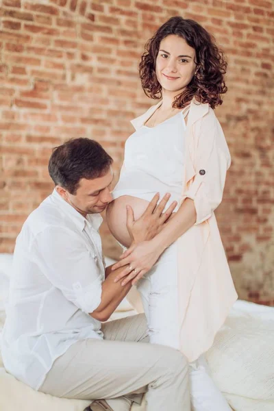 Mulher Grávida Bonita Seu Marido Está Seu Quarto — Fotografia de Stock