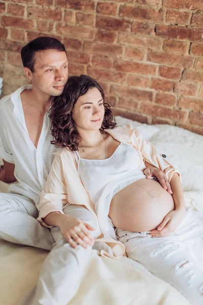 Όμορφη Έγκυο Γυναίκα Και Σύζυγός Της Είναι Στην Κρεβατοκάμαρά Τους — Φωτογραφία Αρχείου