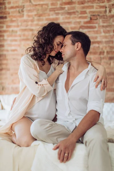 임신한 여자와 그녀의 남편은 그들의 침실에는 — 스톡 사진