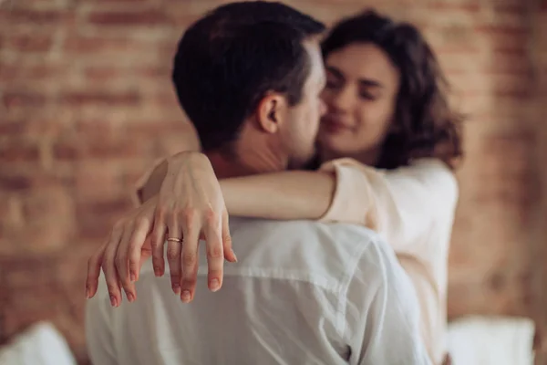 Mulher Grávida Bonita Seu Marido Está Seu Quarto — Fotografia de Stock