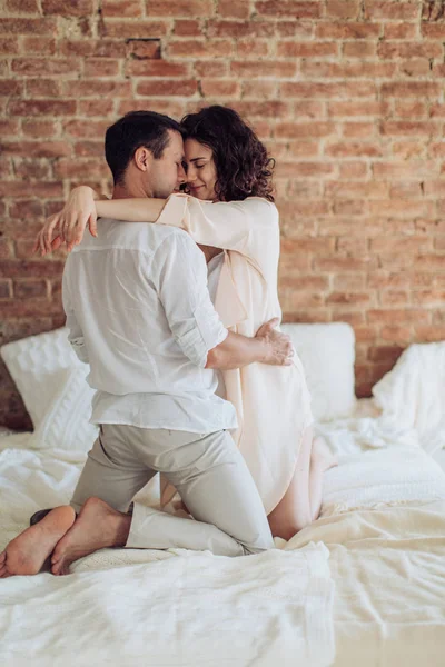 Mulher Grávida Bonita Seu Marido Está Seu Quarto — Fotografia de Stock