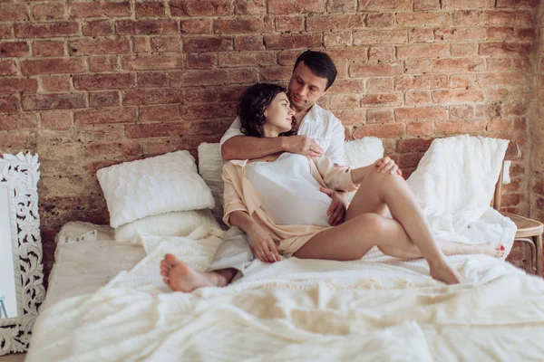 Güzel hamile kadın ve kocası olduğunu kendi yatak odasında