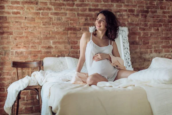 Mulher Grávida Bonita Seu Quarto — Fotografia de Stock