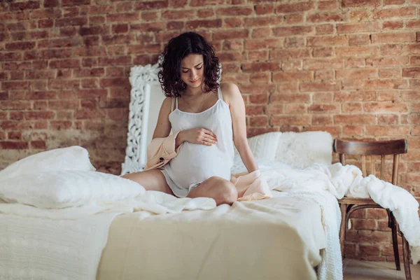 Όμορφη Έγκυο Γυναίκα Στην Κρεβατοκάμαρα Τους — Φωτογραφία Αρχείου
