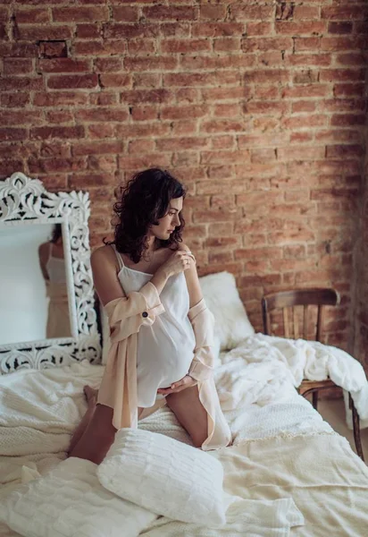 Kendi yatak odasında güzel hamile kadın