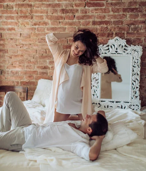 Vacker Gravid Kvinna Och Hennes Man Deras Sovrum — Stockfoto