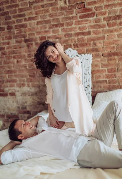 Schöne Schwangere Frau Und Ihr Mann Ist Ihrem Schlafzimmer — Stockfoto
