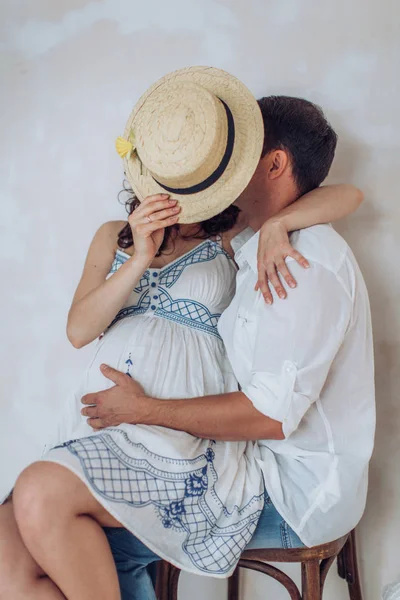 Piękne Kobiety Ciąży Jej Mąż Jest Ich Sypialni — Zdjęcie stockowe
