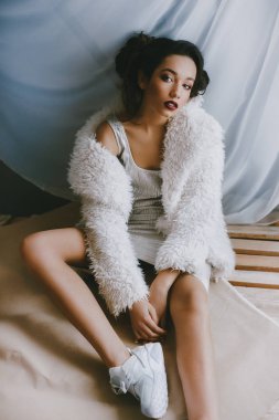 Kürk manto makyaj ile güzel genç esmer kadın portre