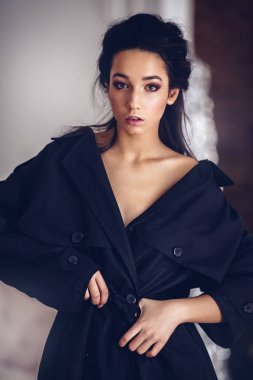 Portre güzel genç esmer kadın makyaj siyah açması ile