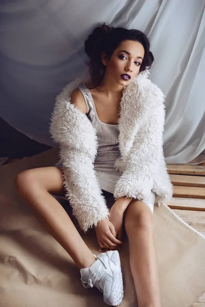 Kürk manto makyaj ile güzel genç esmer kadın portre