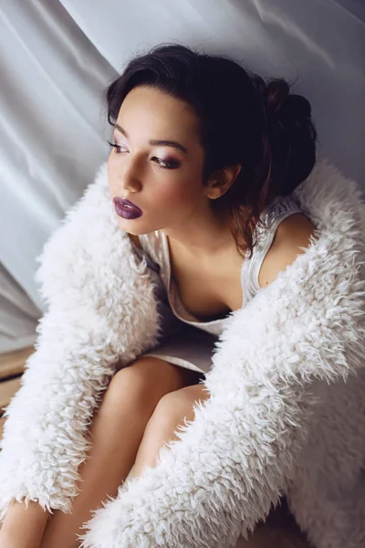 Kürk manto makyaj ile güzel genç esmer kadın portre