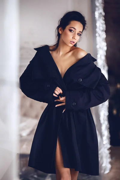 Portrait Beautiful Young Brunette Woman Makeup Black Trench — Stock Photo, Image