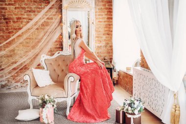 Genç sarışın kadın stüdyoda poz 