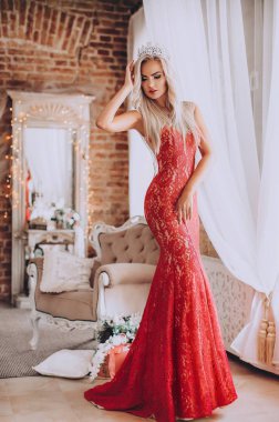 Genç sarışın kadın stüdyoda poz 