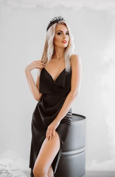 Vacker Ung Blond Kvinna Poserar Svart Sexig Klänning Studio — Stockfoto