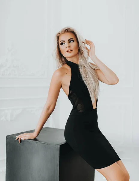 Schöne Junge Blonde Frau Posiert Schwarzem Sexy Kleid Studio — Stockfoto