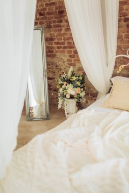 Çatı katı yatak odası Beyaz tuğla duvar, Çift Kişilik Yatak ve ayna