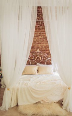 Çatı katı yatak odası Beyaz tuğla duvar, Çift Kişilik Yatak ve ayna