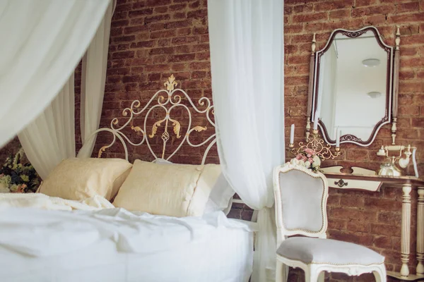 白いレンガの壁 ダブルベッドとミラーのロフト寝室 — ストック写真