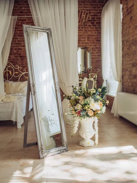 Quarto Loft Com Parede Tijolo Branco Cama Casal Espelho — Fotografia de Stock