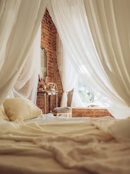 Лофт Спальня Білою Цегляною Стіною Двоспальним Ліжком Дзеркалом — стокове фото