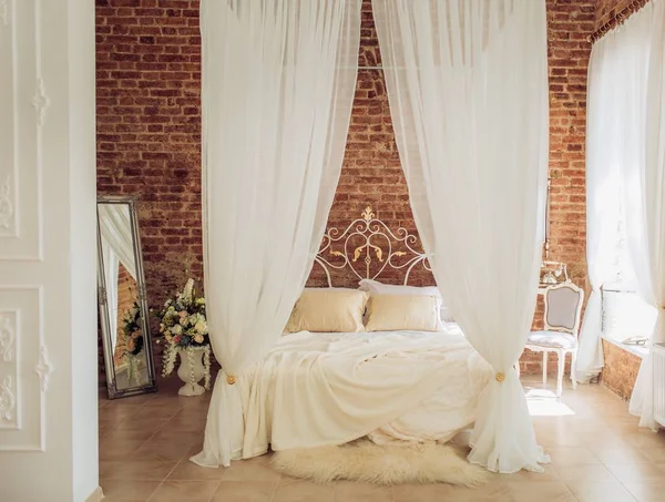 Quarto Loft Com Parede Tijolo Branco Cama Casal Espelho — Fotografia de Stock