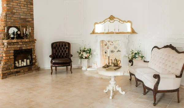 Класичний Стиль Крісло Камін Свічки Старовинній Кімнаті — стокове фото