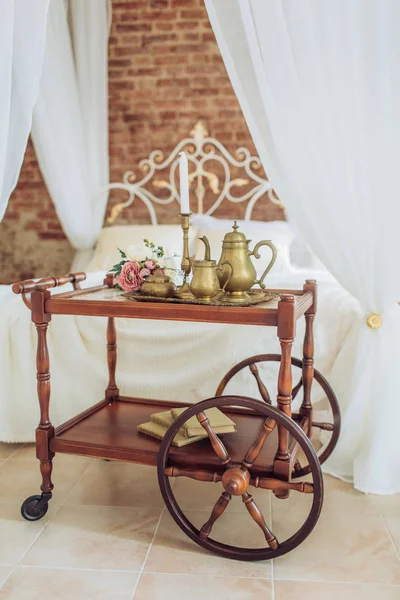 Лофт Спальня Двуспальной Кроватью Старинными Блюдами — стоковое фото