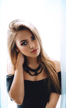 Siyah stüdyo mayoyla poz güzel genç kadın 