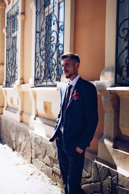 Yakışıklı damat gelini bekliyor. 