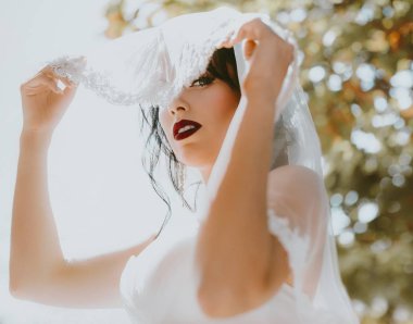 Beyaz düğün elbise poz içinde güzel genç gelin 