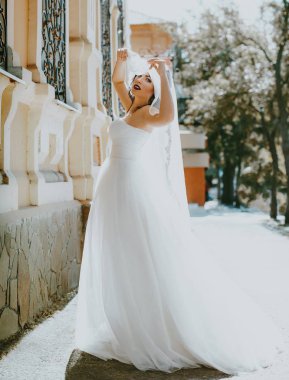 Beyaz düğün elbise poz içinde güzel genç gelin 