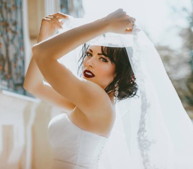 Beyaz düğün elbise poz içinde güzel genç gelin